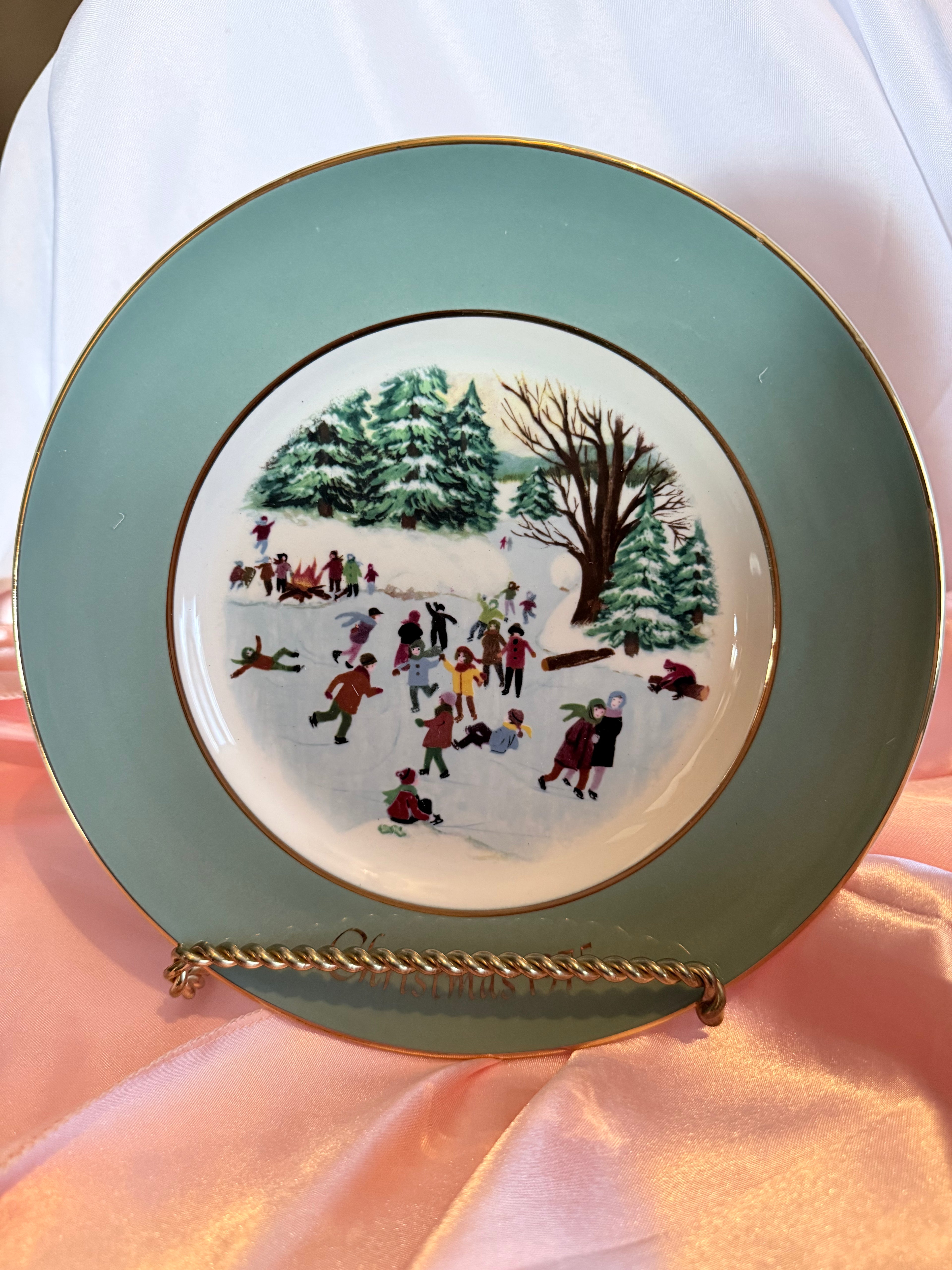 Avon Christmas Plate Series 1975 "Skaters on the Pond" Limited Edition England