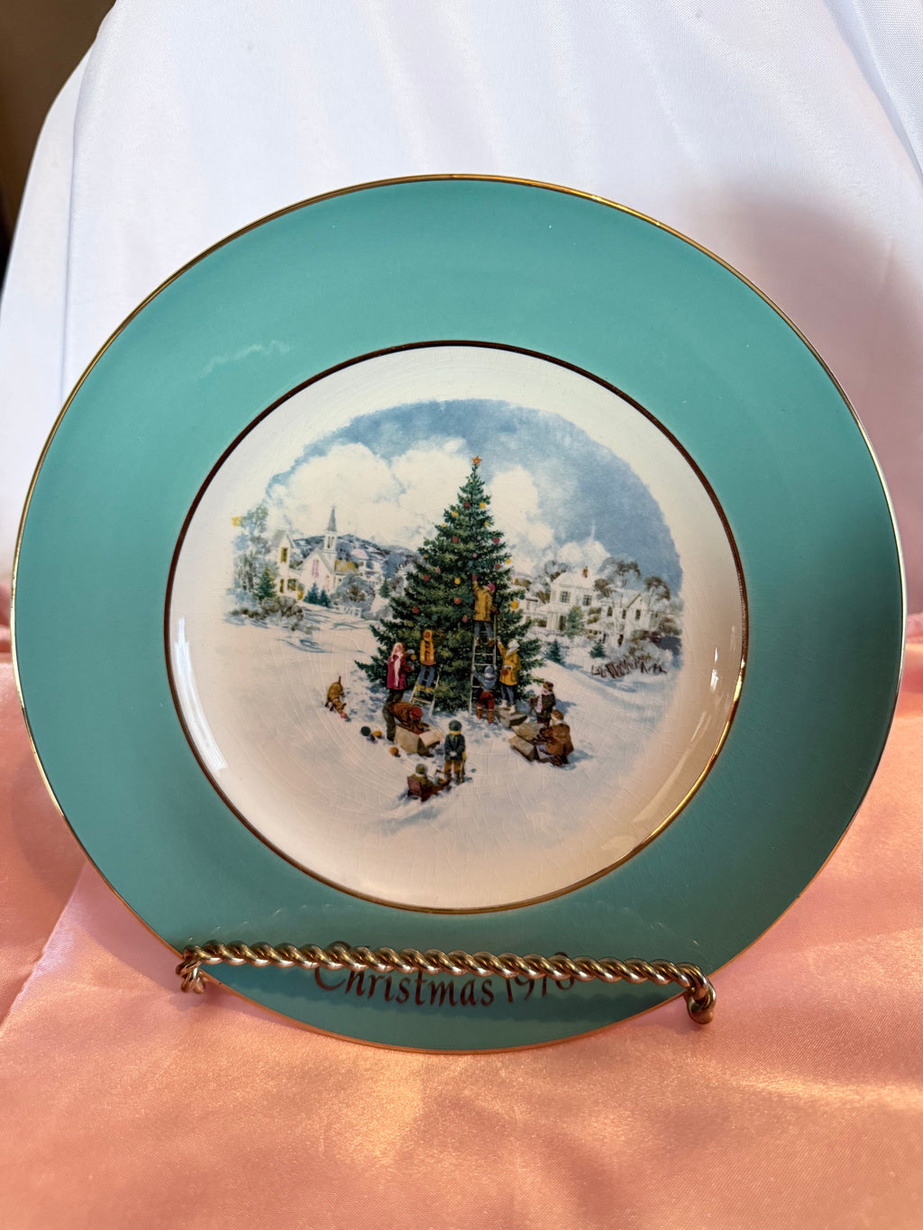 Antique Avon Christmas Plate 1978 "Trimming the Tree" Limited Edition England