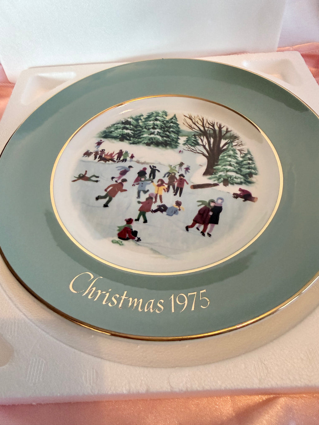 Avon Christmas Plate Series 1975 "Skaters on the Pond" Limited Edition England